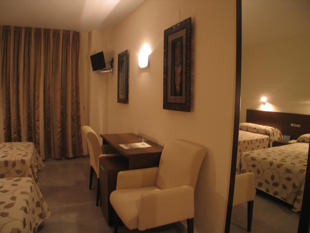 Hotel San Cristobal Coria Pokoj fotografie